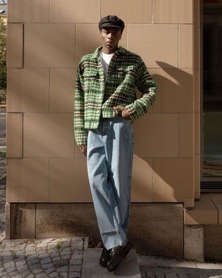 Как носить голубые джинсы с коричневыми кожаными лоферами мужчине