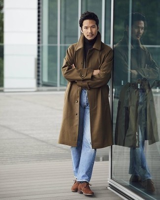 Как носить голубые джинсы с коричневым длинным пальто