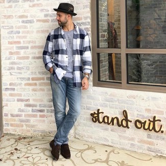 Как носить голубые джинсы с коричневыми замшевыми лоферами мужчине