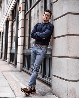 Как носить голубые джинсы с коричневыми замшевыми лоферами мужчине