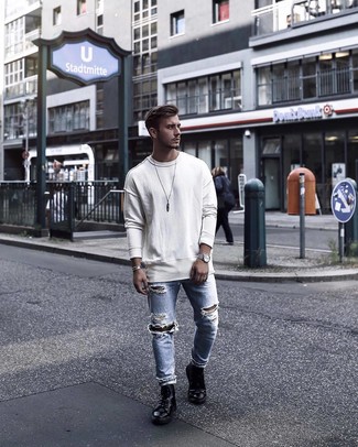 Какие повседневные ботинки носить с голубыми джинсами мужчине