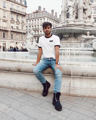Какие повседневные ботинки носить с голубыми джинсами мужчине