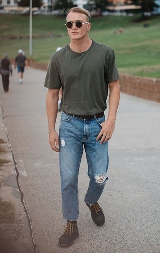 Какие повседневные ботинки носить с голубыми джинсами мужчине