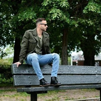 Какие повседневные ботинки носить с голубыми джинсами мужчине