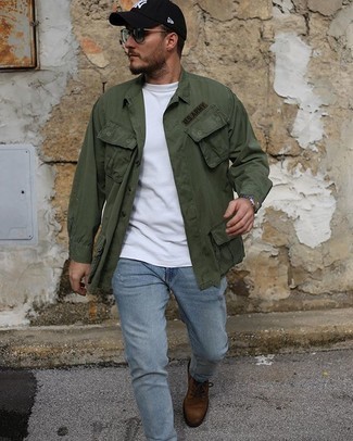 Какие повседневные ботинки носить с голубыми джинсами мужчине