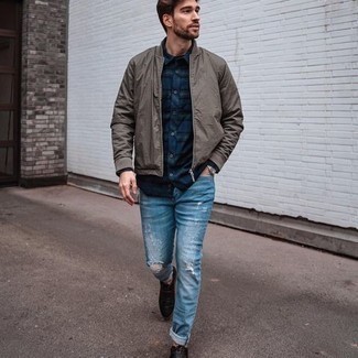 Какие повседневные ботинки носить с голубыми джинсами мужчине