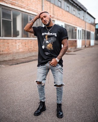 Какие повседневные ботинки носить с голубыми джинсами мужчине