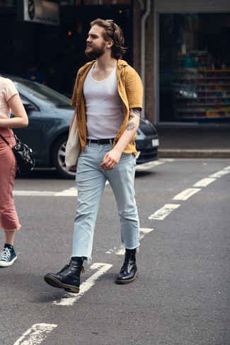 Какие повседневные ботинки носить с голубыми джинсами мужчине