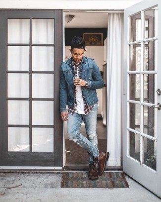 Какие повседневные ботинки носить с голубыми джинсами мужчине