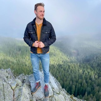 Какие повседневные ботинки носить с голубыми джинсами мужчине