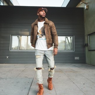 Какие повседневные ботинки носить с голубыми джинсами мужчине