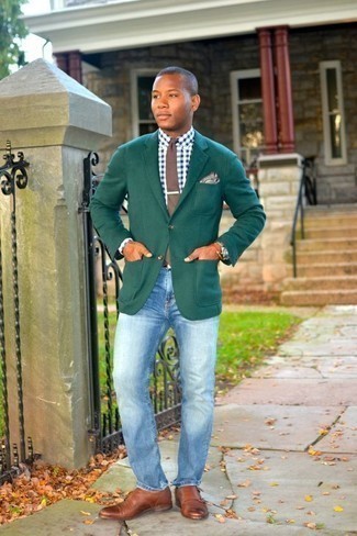 Как носить голубые джинсы с темно-коричневыми кожаными монками с двумя ремешками