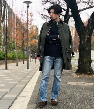 Какие двубортные пиджаки носить с голубыми джинсами мужчине