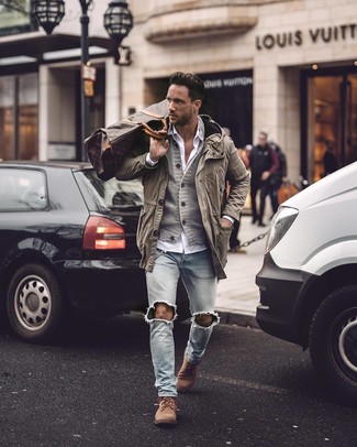 Какие полевые куртки носить с голубыми джинсами