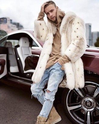 Какие шубы носить с голубыми джинсами мужчине