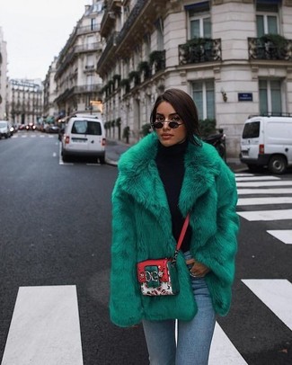 Какие короткие шубы носить с голубыми джинсами