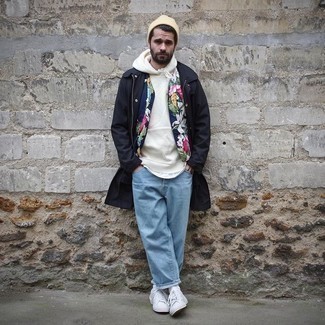 Какие куртки без рукавов носить с голубыми джинсами мужчине