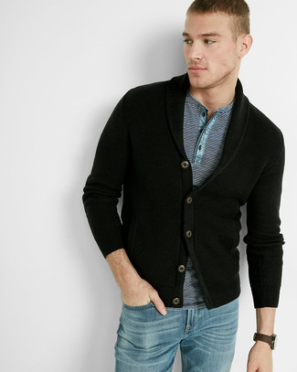 Какие футболки на пуговицах носить с голубыми джинсами мужчине