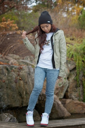 Какие высокие кеды носить с голубыми джинсами женщине