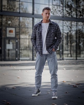 Какие высокие кеды носить с голубыми джинсами мужчине