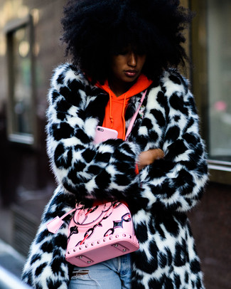 Какой худи носить с голубыми джинсами женщине