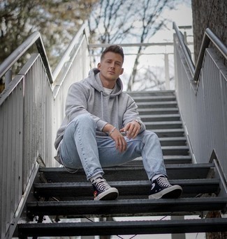 Какой худи носить с голубыми джинсами мужчине