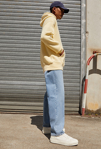 Какой худи носить с голубыми джинсами мужчине