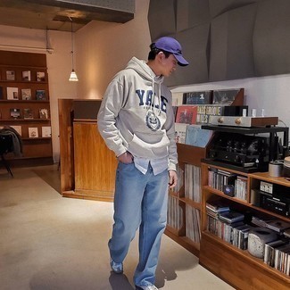 Какой худи носить с голубыми джинсами мужчине