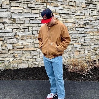 Какой худи носить с голубыми джинсами мужчине