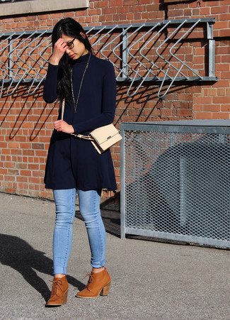 Какие ботильоны на шнуровке носить с голубыми джинсами