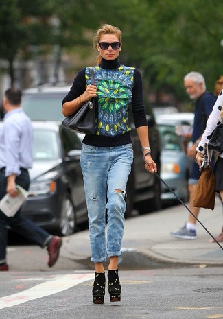 С чем носить голубые джинсы женщине в стиле смарт-кэжуал