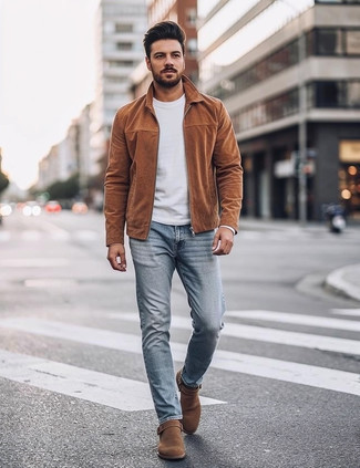 С чем носить голубые джинсы мужчине