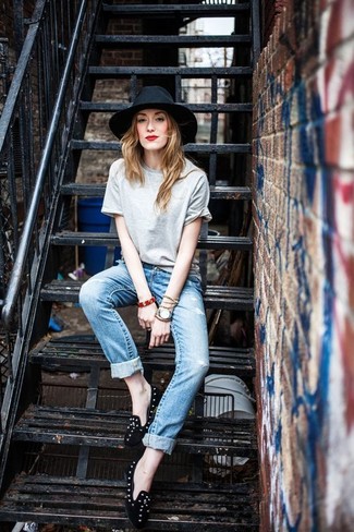 С чем носить голубые джинсы женщине в жару