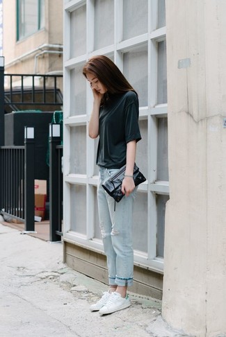 С чем носить голубые джинсы женщине в жару