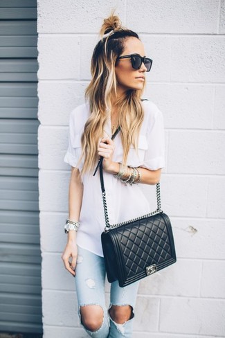 С чем носить голубые джинсы женщине в жару