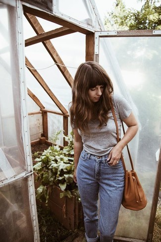 С чем носить голубые джинсы женщине в жару