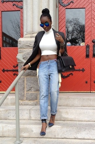 С чем носить голубые джинсы женщине в стиле смарт-кэжуал