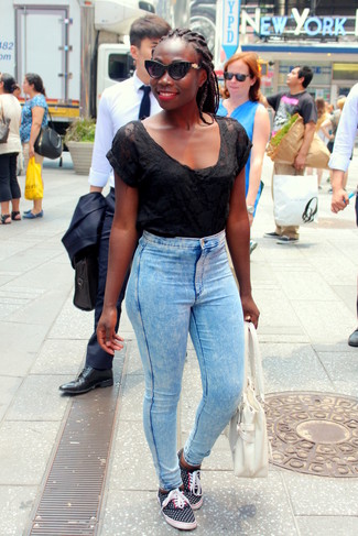 С чем носить голубые джинсы женщине в жару