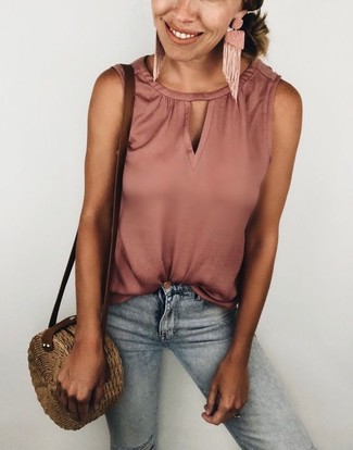 С чем носить голубые джинсы женщине в жару