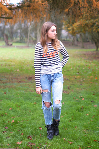 С чем носить голубые джинсы женщине в спортивном стиле