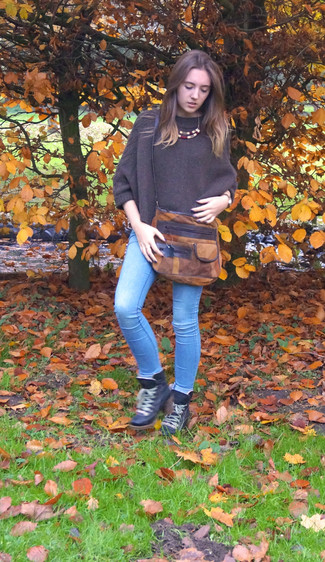 С чем носить голубые джинсы женщине в теплую погоду