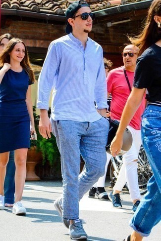 Как носить голубые джинсы с голубыми кроссовками мужчине