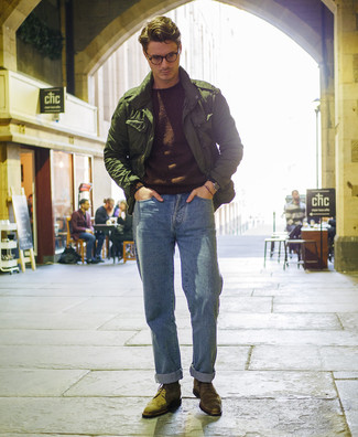 Какие куртки в стиле милитари носить с голубыми джинсами мужчине