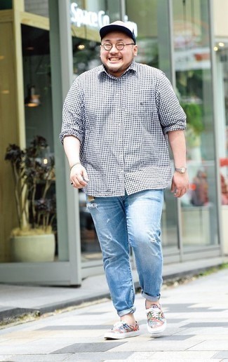 Как носить голубые джинсы с разноцветными низкими кедами из плотной ткани мужчине