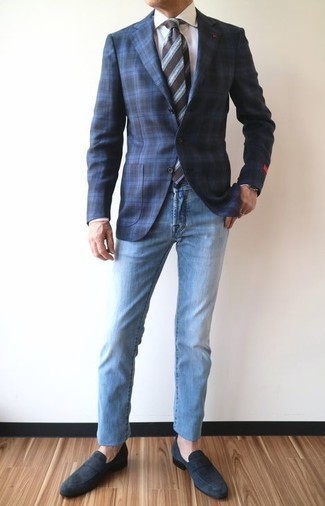 Как носить голубые джинсы с темно-синим пиджаком мужчине