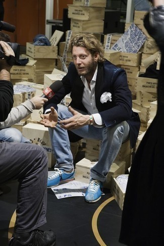 Как носить голубые джинсы с темно-синим пиджаком мужчине