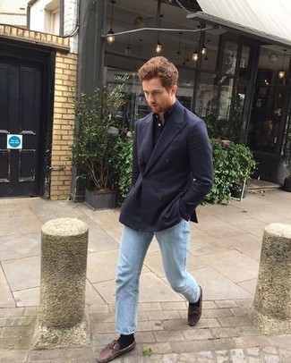 Как носить голубые джинсы с темно-синим двубортным пиджаком мужчине