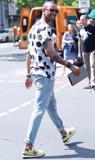 Как носить голубые джинсы с оранжевыми кроссовками мужчине