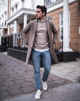 Какие длинные пальто носить с голубыми джинсами