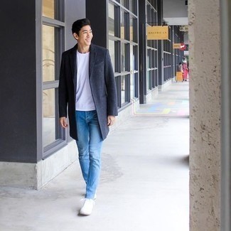 Какие длинные пальто носить с голубыми джинсами